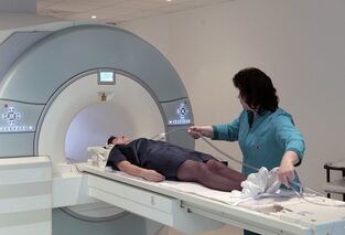 MRI kręgosłupa w celu określenia przyczyny bólu krzyża