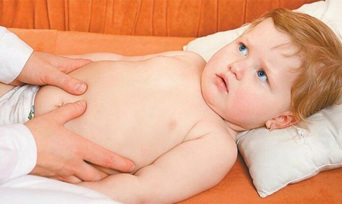 Dziecko martwi się bólem stawu biodrowego spowodowanym epifizjolizą